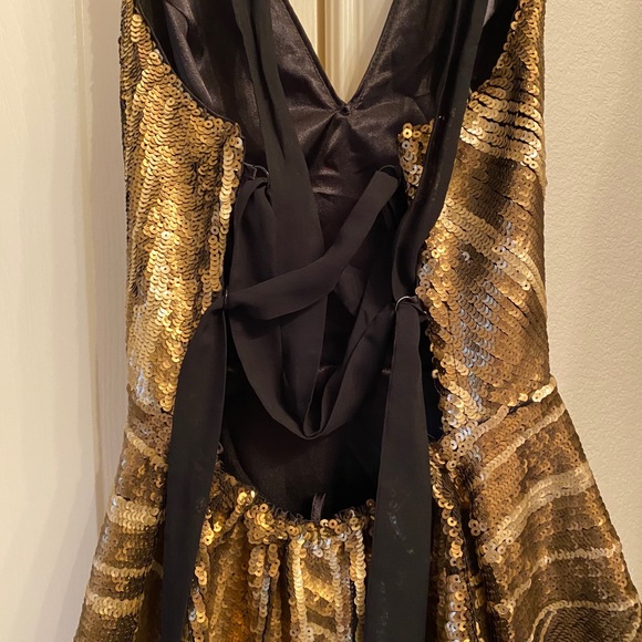 bebe! Sequin Peplum top - Picture 6 of 7